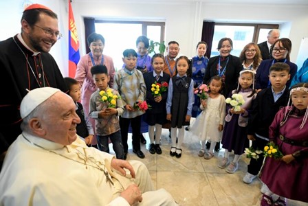 O Papa Francisco recebe a visita de crianças da Mongólia. Foto: @Pontifex