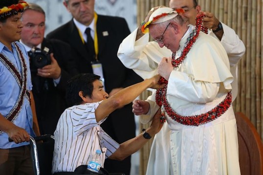 Santiago Manuin, um líder Awajún, apresentou artesanatos amazônicos ao Papa. Foto: Andina