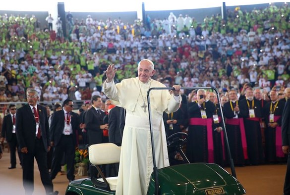 Uma multidão aguardava o Papa Francisco no Coliseu Regional Madre de Dios. Foto: Andina